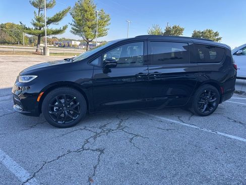 New 2026 Chrysler Pacifica Select image 16