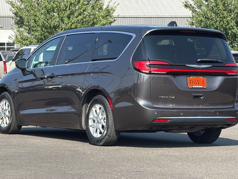 Used 2023 Chrysler Pacifica Touring-L FWD image 7