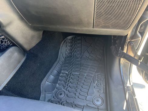 Used 2015 Jeep Wrangler Sahara w/ Connectivity Group AWD/4WD image 27