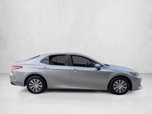 Used 2018 Toyota Camry FWD image 4