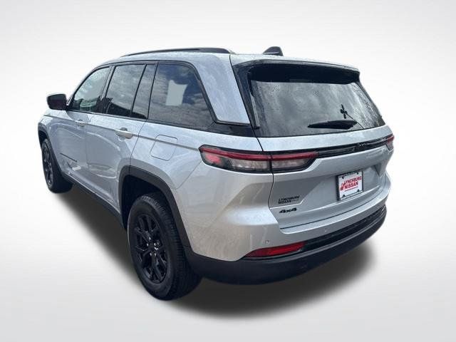 Used 2025 Jeep Grand Cherokee Altitude AWD/4WD image 3