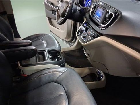 Used 2020 Chrysler Pacifica Touring-L image 14