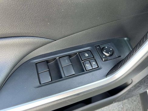 Used 2021 Toyota RAV4 XLE AWD/4WD image 17