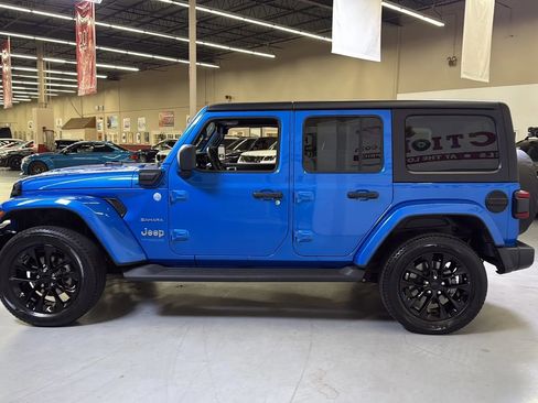 Used 2022 Jeep Wrangler Unlimited Sahara w/ Cold Weather Group AWD/4WD image 7