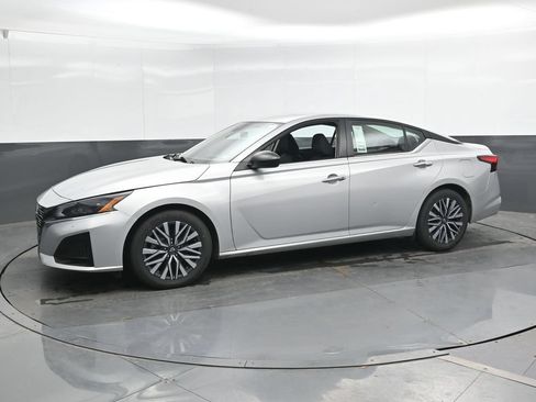 Used 2024 Nissan Altima 2.5 SV FWD image 7