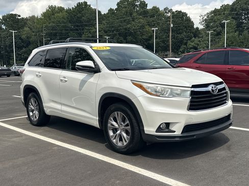 Used 2015 Toyota Highlander XLE FWD image 2
