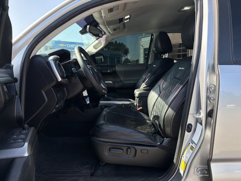 Used 2022 Toyota Tacoma SR5 w/ Technology Package RWD image 25