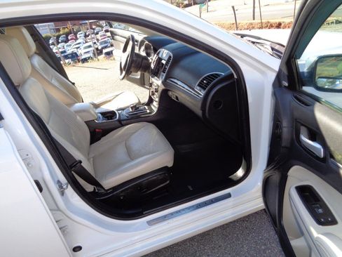 Used 2017 Chrysler 300 C RWD image 16