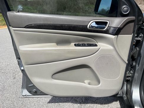 Used 2012 Jeep Grand Cherokee Laredo w/ Laredo E Group image 20