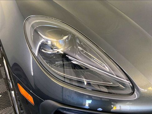 Certified 2025 Porsche Macan image 12