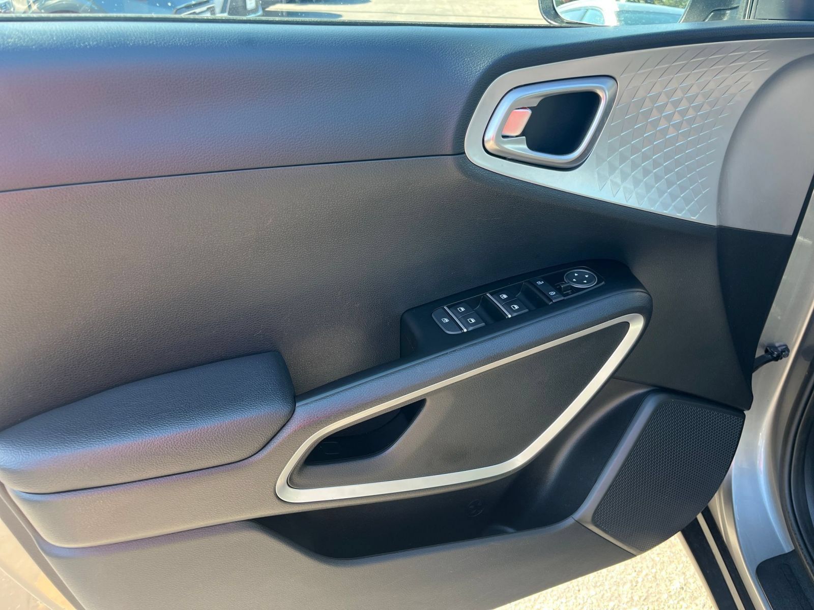 Used 2025 Kia Soul LX w/ LX Technology Package FWD image 18