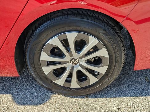 Used 2022 Toyota Prius Prime LE image 5