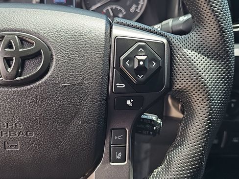 Used 2022 Toyota Tacoma TRD Sport w/ Technology Package AWD/4WD image 17