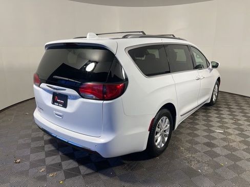 Used 2019 Chrysler Pacifica Touring-L image 8