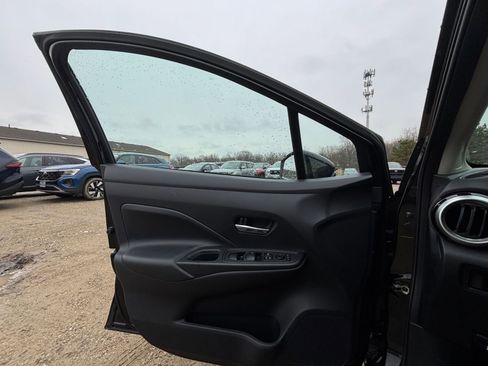 Used 2025 Nissan Versa SV FWD image 18