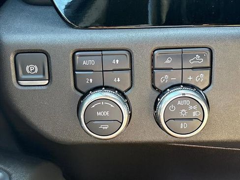 Certified 2025 GMC Sierra 2500 SLT w/ SLT Premium Package AWD/4WD image 17