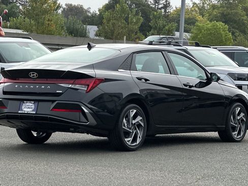 New 2025 Hyundai Elantra Limited image 4