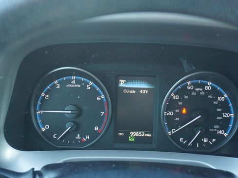 Used 2018 Toyota RAV4 LE image 9