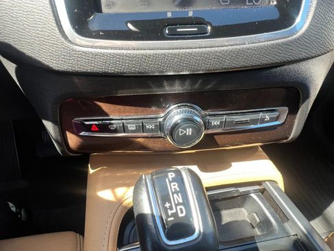 Used 2018 Volvo XC90 T6 Momentum w/ Convenience Package AWD/4WD image 24