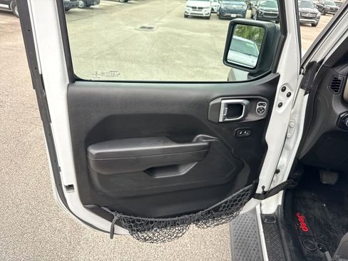 Used 2019 Jeep Wrangler Sport AWD/4WD image 13