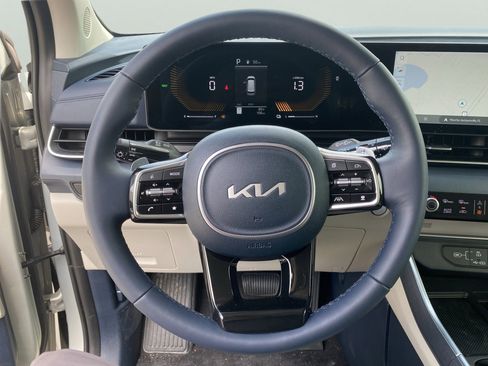 Used 2025 Kia Carnival EX FWD image 28