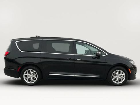 Used 2020 Chrysler Pacifica Limited FWD image 8
