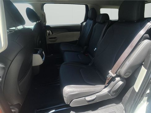 Used 2024 Kia Carnival LX FWD image 11