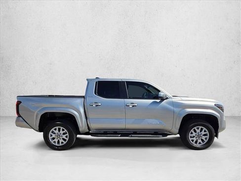Certified 2025 Toyota Tacoma SR5 AWD/4WD image 4