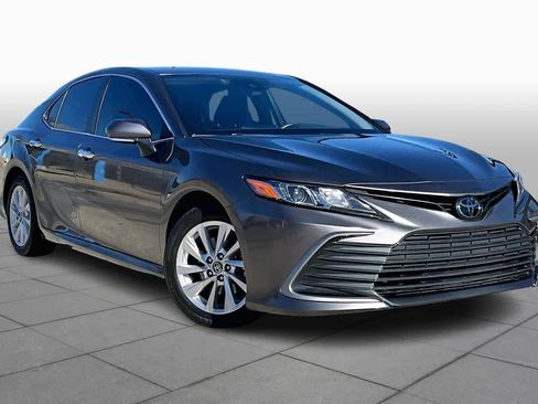 Used 2023 Toyota Camry LE image 3
