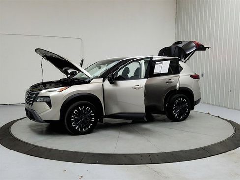 Used 2025 Nissan Rogue SL w/ Tech Package image 11