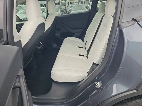 Used 2022 Tesla Model Y Long Range AWD/4WD image 19