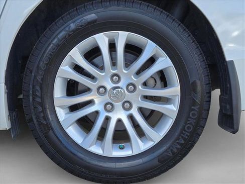 Used 2016 Toyota Sienna XLE w/ XLE Navigation Package FWD image 23