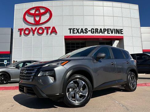 Used 2025 Nissan Rogue SV image 2