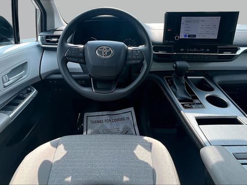 Used 2026 Toyota Sienna LE FWD image 6