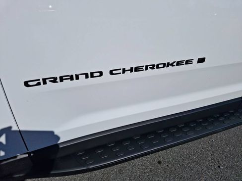 New 2025 Jeep Grand Cherokee Limited w/ Black Appearance Package AWD/4WD image 31