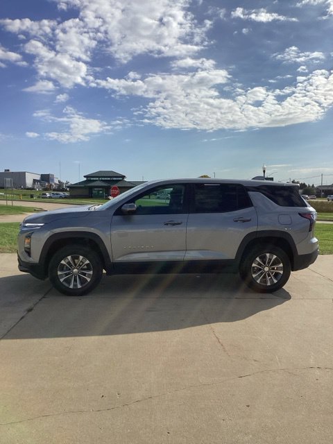 Used 2026 Chevrolet Equinox LT w/ Convenience Package II AWD/4WD image 2