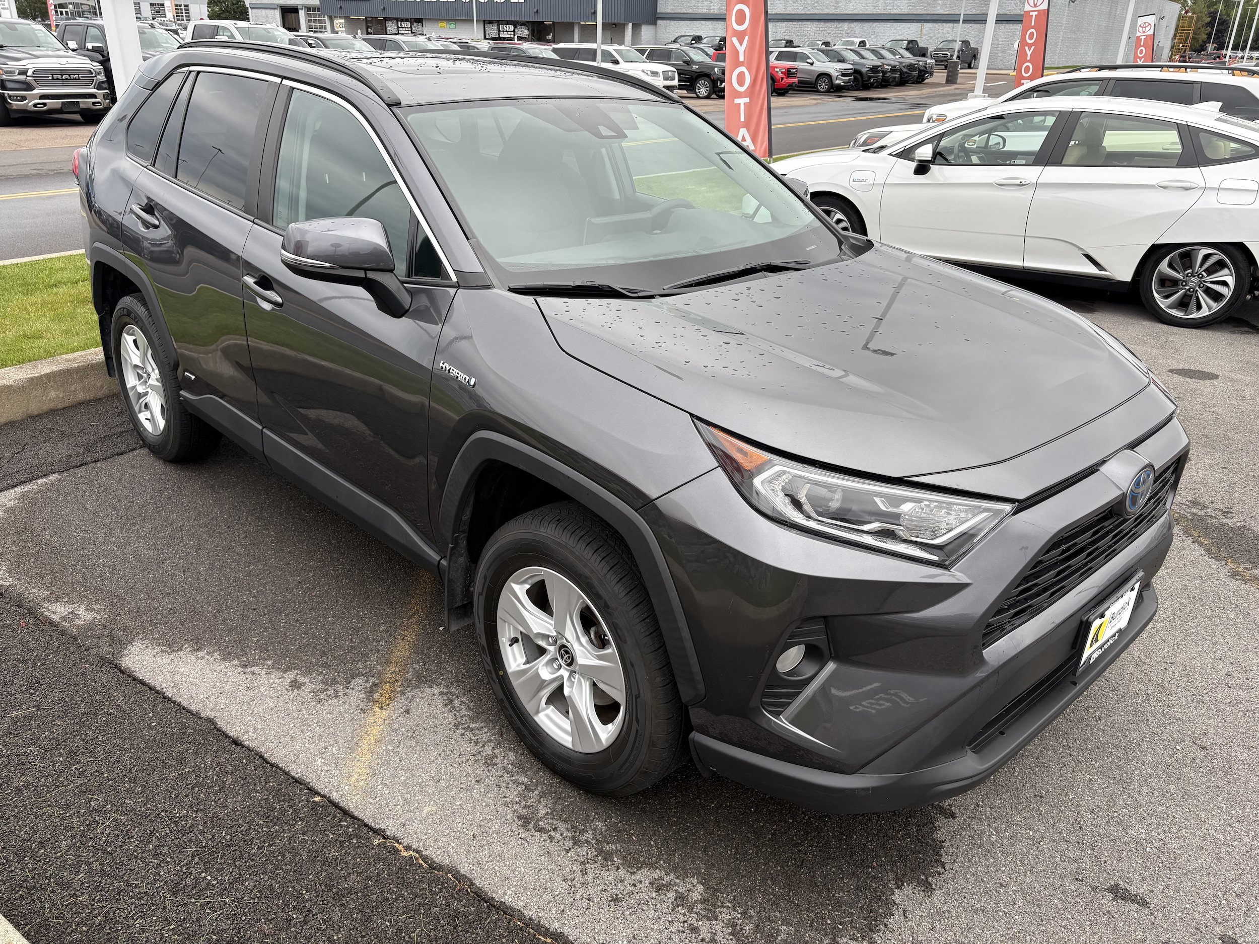 Used 2021 Toyota RAV4 XLE w/ Convenience Package AWD/4WD image 2