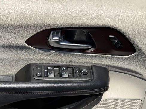 Used 2020 Chrysler Pacifica Limited FWD image 17