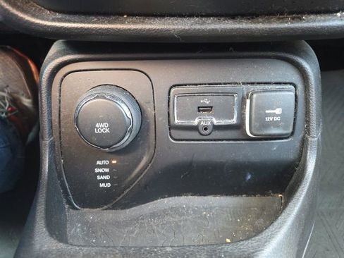 Used 2015 Jeep Renegade Latitude w/ Popular Equipment Group image 30