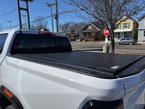 Used 2024 GMC Canyon Denali image 9