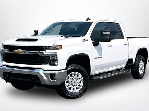 Used 2024 Chevrolet Silverado 2500 LT AWD/4WD image 3