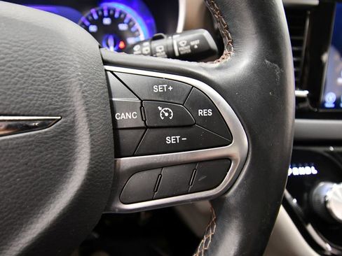 Used 2017 Chrysler Pacifica Touring-L Plus w/ Tire & Wheel Group FWD image 24