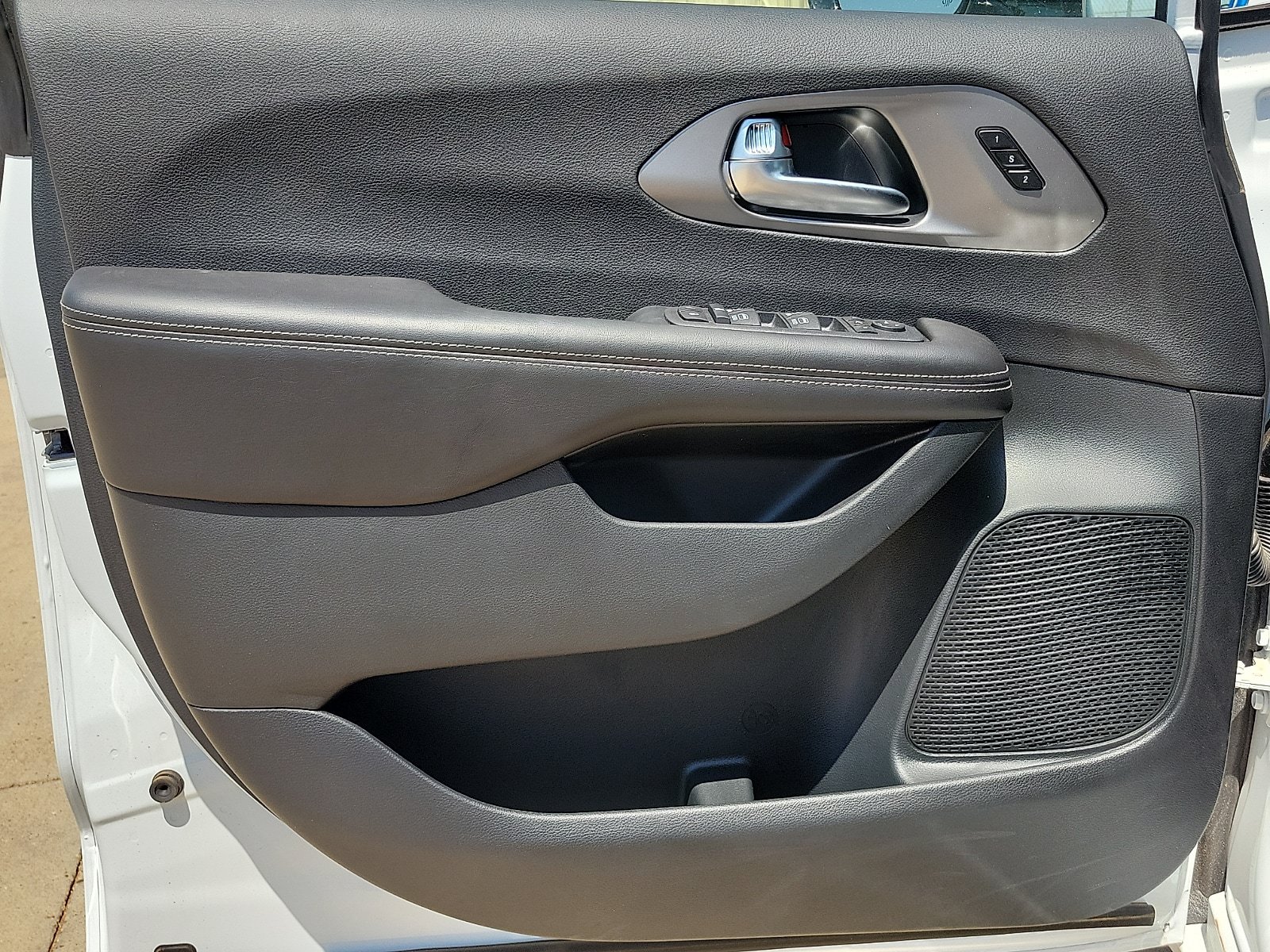 New 2027 Chrysler Pacifica Limited FWD image 10