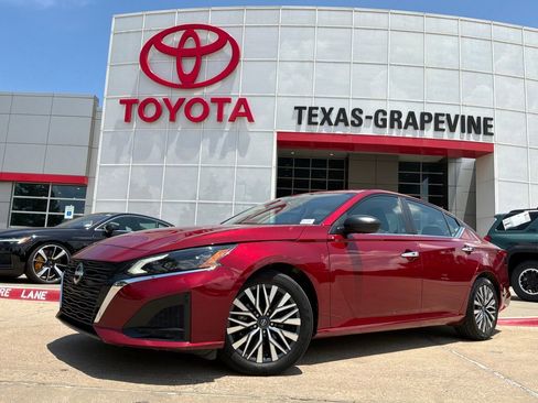 Used 2025 Nissan Altima 2.5 SV FWD image 2