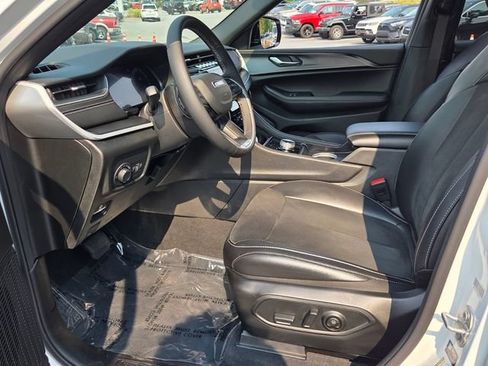 Used 2025 Jeep Grand Cherokee L Altitude RWD image 15