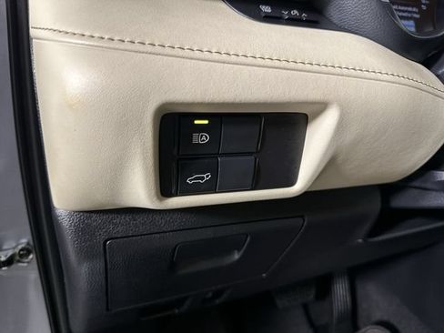 Used 2024 Toyota Highlander XLE AWD/4WD image 18