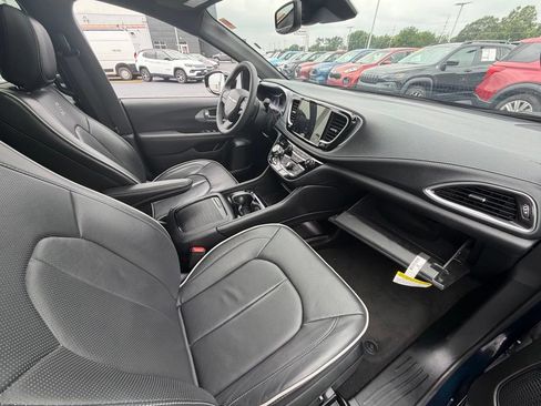 Used 2025 Chrysler Pacifica Limited FWD image 12