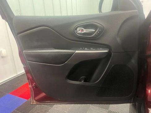Used 2019 Jeep Cherokee Limited AWD/4WD image 18