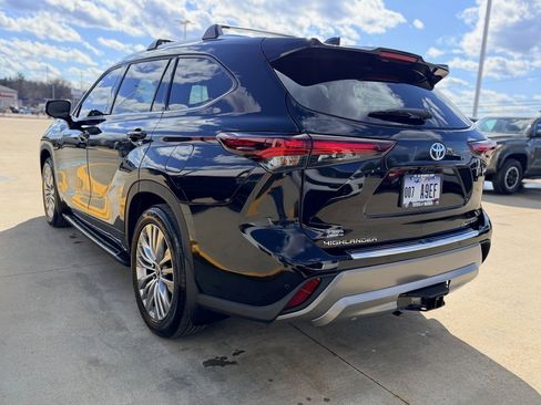 Used 2024 Toyota Highlander Platinum image 7