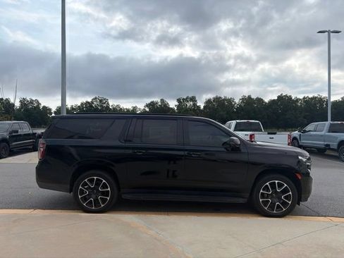 Used 2022 Chevrolet Suburban RST w/ Luxury Package RWD image 6